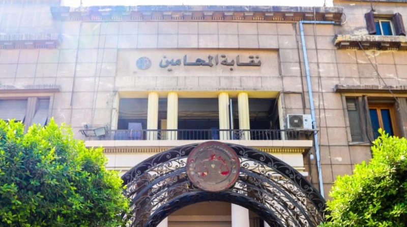 ثلاث محاميات تمزقن زميلتهن في حمام محكمة بالإسكندرية اتهمت محامية، ثلاث محاميات أخريات باقتحام الغرفة والحمامات الخاصة بالمحامين في محكمة الإسكندرية