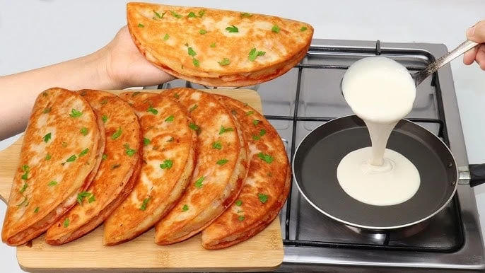 فطائر الطاسة السريعة اعمليها لأولادك في البيت كوجبة خفيفة بمكونات بسيطة متوفرة فطائر الطاسة السريعة من المخبوزات اللذيذة المحببة لدى الكثير من الأشخاص، فهي من الوصفات البسيطة التي 