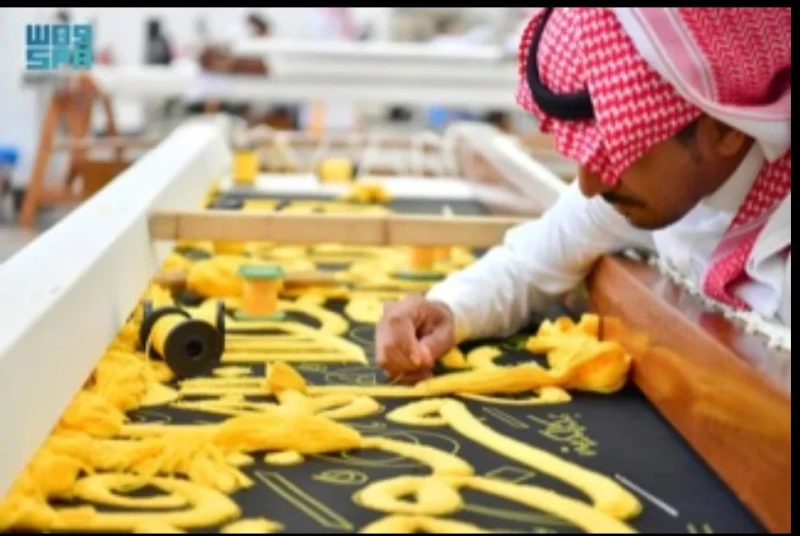 بأيد سعودية محترفة وبخيوط من الحرير والذهب والفضة.. صناعة كسوة الكعبة عبر 9 مراحل بأيد احترفت ونسجت الجمال على كسوة الكعبة المشرفة بخيوط الحرير
