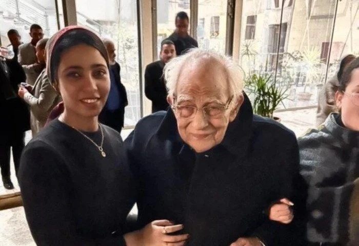 أصغر من بناته، حقيقة زواج الفنان رشوان توفيق بفتاة صغيرة (تفاصيل) تداول مقطع فيديو على مواقع التواصل الاجتماعي يظهر خلاله فتاة مع الفنان رشوان توفيق