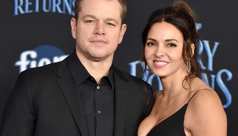 مات ديمون وزوجته يعانيان بسبب تهديد كاذب بوجود قنبلةأفادت تقارير بإجلاء الممثل الأميركي مات ديمون وزوجته لوسيانا من جزيرة ميكونوس اليونانية، بعد