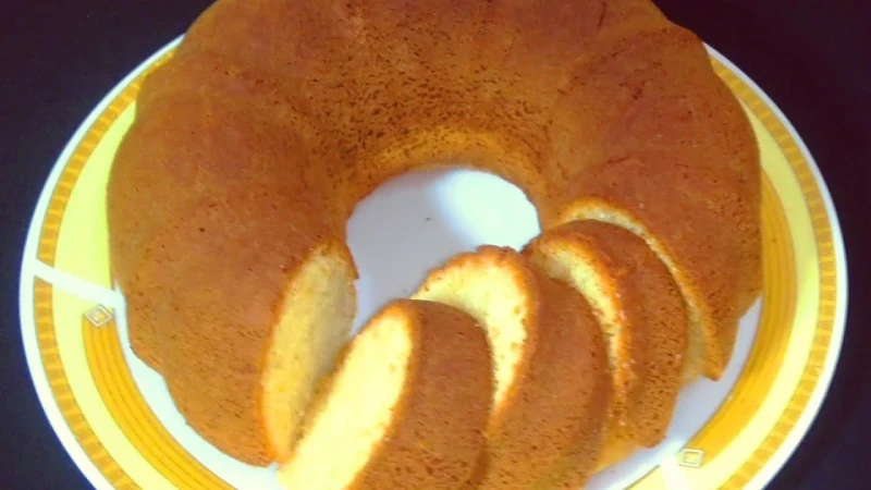 طريقة عمل كيكة الزبادي بالمنزل هشة وإسفنجية بطعم لذيذ ورائع لتقديمها بجانب الشاي بالصباح والمساء كيكة الزبادي هي واحدة من الحلويات الخفيفة والمحببة