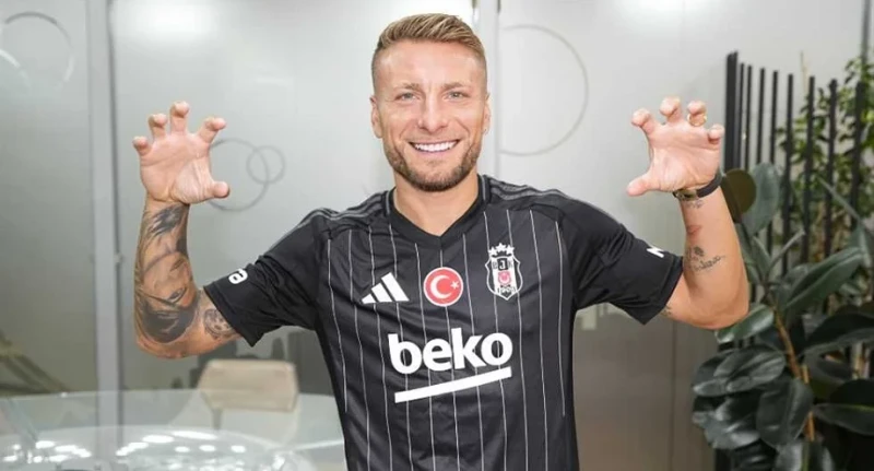 رسميا.. تشيرو إيموبيلي ينضم إلى بشكتاش التركي جريدة افاق عربية أعلن نادي بشكتاش التعاقد مع تشيرو إيموبيلي لاعب لاتسيو في فترة الانتقالات الصيفية الحالية.وقضى إيموبيلي 8 أعوام رفقة 