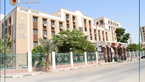 ننشر صورة طبيب مستشفى سوهاج التعليمي.. تعرض للطعن على يد مرافق مريضأعلنت نقابة أطباء سوهاج، أنها تتابع حادثة الطعن أسفل الظهر بسلاح أبيض التي تعرض له