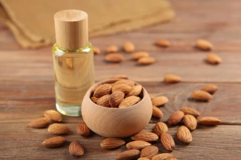 فوائد زيت اللوز الحلو.. لديك أهم فوائده للبشرة فوائد زيت اللوز الحلو.. لديك أهم فوائده للبشرة يطلق على اللوز لقب ملك المكسرات وهو من أنواع الفاكهة