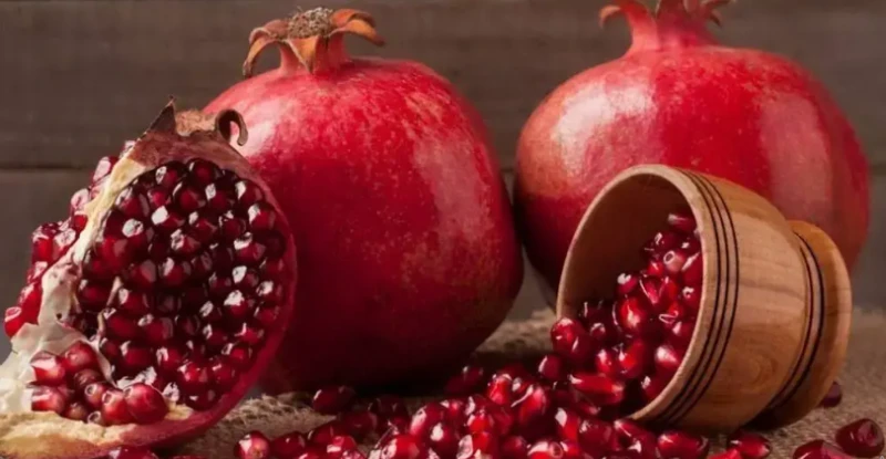 أبرز تأويلات ابن سيرين لرؤية الرمان في المنام تفسير رؤية الرمان في المنام، هل الرمان في المنام من الرموز الإيجابية؟، وما هو تأويل رؤية الرمان في