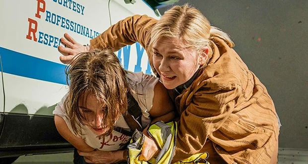 اخبار الفن: حرب أهلية تعصف بالبيت الأبيض على الشاشات الكبيرة شاهد المقال التالي من صحافة الأفاق عربيةية عن حرب أهلية تعصف بالبيت الأبيض على الشاشات الكبيرة، متابعة بتجرد تدور أحداث