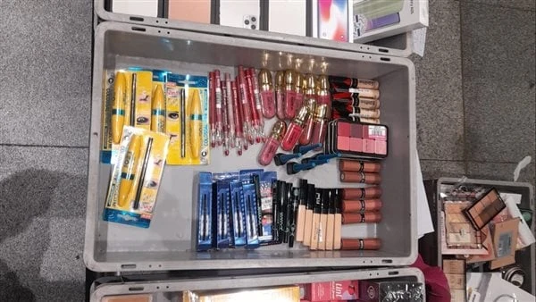 جمارك مطار برج العرب تضبط محاولتي تهريب هواتف محمولة ومستحضرات التجميلتمكن رجال الجمارك بمطار برج العرب الدولي برئاسة جمال طه المشرف على الإدارة