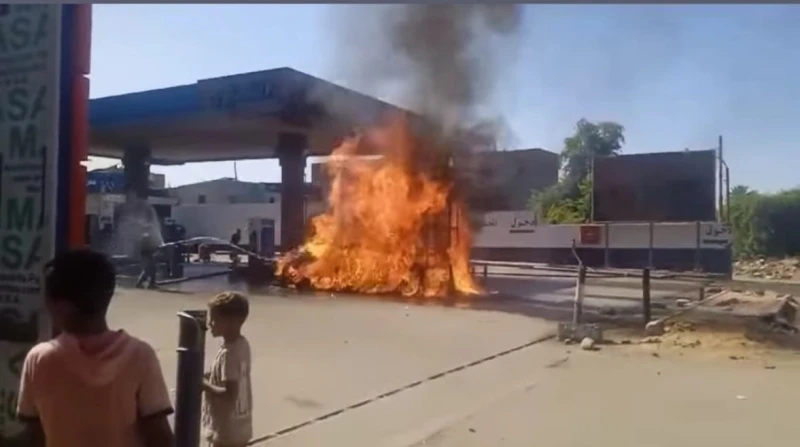 اشتعلت بالكامل.. حريق يلتهم سيارة داخل محطة وقود بأسوان (صور) اندلع حريق هائل في سيارة ملاكي داخل محطة وقود التعاون بمدينة كوم أمبو بأسوان.تلقت