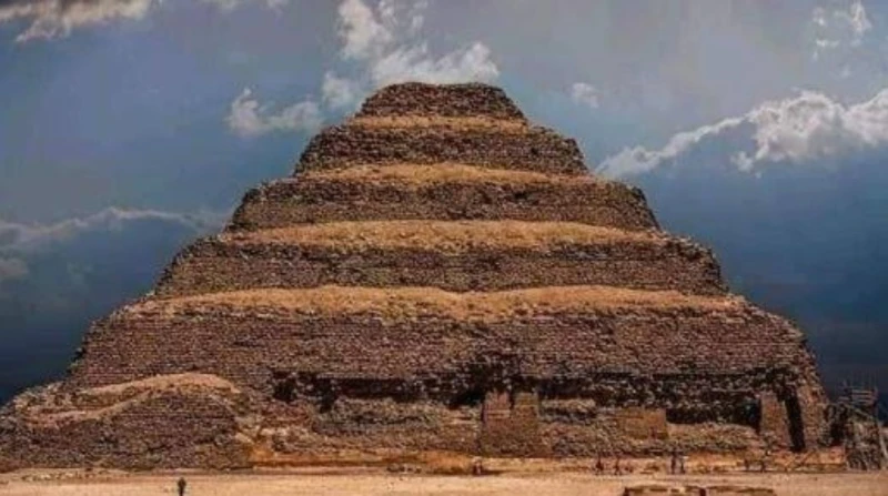 ماء ورفع هيدروليكي.. دراسة فرنسية تكشف سر أول هرم مصري كشفت دراسة فرنسية حديثة عن سر جديد في بناء الأهرامات المصرية، إذ توصل الباحث كزافييه لاندرو مع