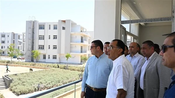 جاهزة للتسليم.. رئيس الوزراء يتفقد وحدات مشروع مزارين في العلمين الجديدة.. صور تفقد الدكتور مصطفى مدبولي، رئيس مجلس الوزراء، ومرافقوه، مشروع الكمبوند