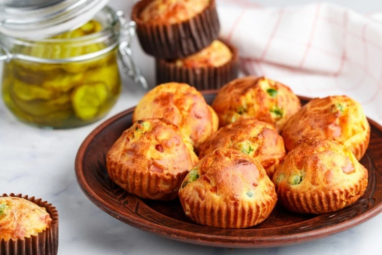 مافن البطاطس بالجبنة بطريقة سهلةالمقادير البطاطس : ثلاث أرباع الكوب (مسلوقة ومهروسة) جبن الشيدر : كوب (مبشور) الفلفل الأحمر : ربع كوب (مقطع) البصل :