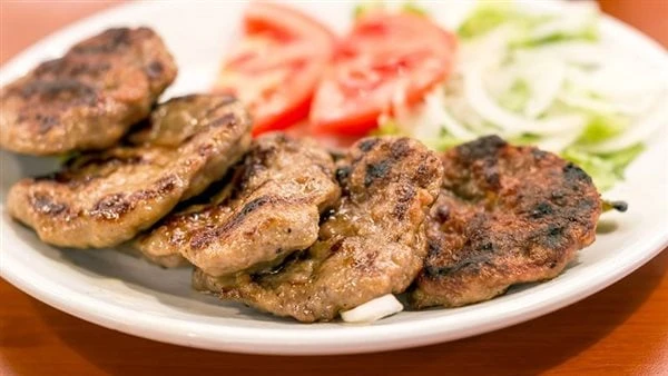 خطوة بخطوة .. طريقة عمل الكفتة التركيةتعتبر طريقة عمل الكفتة التركية، هي وصفة من وصفات المطبخ التركي، وهي تعد وجبة شهية مشبعة وصحية للغاية، ويمكن تحضيرها في المنزل، وسوف تنال إعجاب