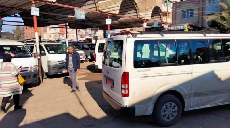 غضب فتذمر فاستسلام.. هذا ما حدث في ميكروباص فيصل بعد رفع البنزين داخل ميكروباص فيصل - تحرير، احتد النقاش بين الركاب والسائق، بعد ساعات من قرار زيادة