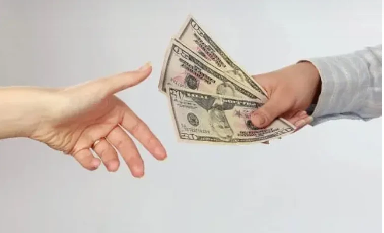 ما تفسير حلم أحد يعطيني فلوس ورق لابن سيرين؟ تفسير حلم أحد يعطيني فلوس ورق، إن رؤية الفلوس عليها خلاف بين الفقهاء حيث تعد من الرؤى التي يثار حولها