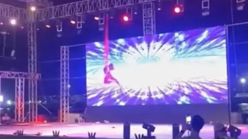 سقوط مروع للاعبة سيرك من ارتفاع شاهق- اخر خبر شاهد المقال التالي من صحافة السعودية عن سقوط مروع للاعبة سيرك من ارتفاع شاهق، انتشر مقطع فيديو على