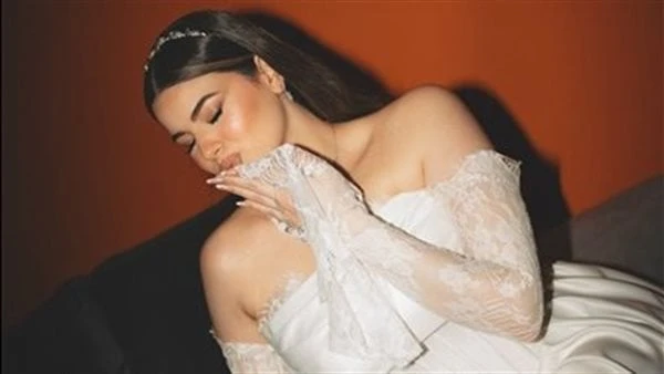 فستان لافت.. محمد فؤاد يحتفل بخطوبة ابنته صور احتفل الفنان محمد فؤاد بخطوبة ابنته بسملة وسط مجموعة من الفنانين ، كما انتشر فيديو للفتان محمد فؤاد وهو