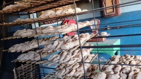 شعبة المخابز: لا مساس بسعر رغيف العيش المدعم.. ونطالب بسرعة صرف المستحقاتأكدت شعبة المخابز، أنه لا مساس للخبز المدعم وفرق الأسعار التي تتحملها