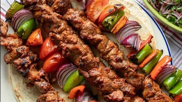 في يومه العالمي .. أعرف أصل الكباب المشوي وطريقة تحضيره في المنزليحتفل العالم اليوم باليوم العالمي للكباب، ويعتبر الكباب من الوجبات الاشهر حول