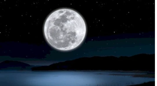 تفسير رؤية القمر في المنام لابن سيرين والنابلسي تفسير رؤية القمر في المنام، ما هو تأويل رمز ضوء القمر؟، وماذا قال الفقهاء عن رؤية سقوط القمر؟، وما هي