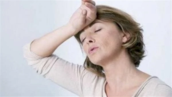 تصيب النساء في النصف العلوى .. اكتشف أعراض الهبات الساخنة الهبات الساخنة مرض منتشر بين النساء في مرحلة انقطاع الطمث وهي عبارة عن الشعور المفاجئ بالدفء في الجزء العلوي من الجسم وعاد