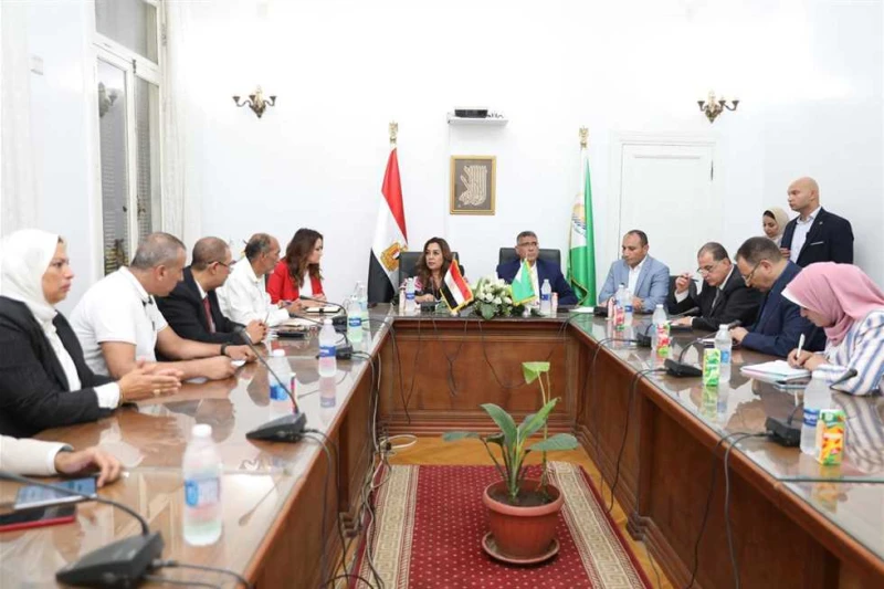 تقييم دوري لأداء القيادات التنفيذية ومديري المراكز التكنولوجية بالمحافظات حول إنجاز ملف التصالح عقدت الدكتورة منال عوض وزيرة التنمية المحلية ، اجتماعا مع المهندس عادل النجار محافظ