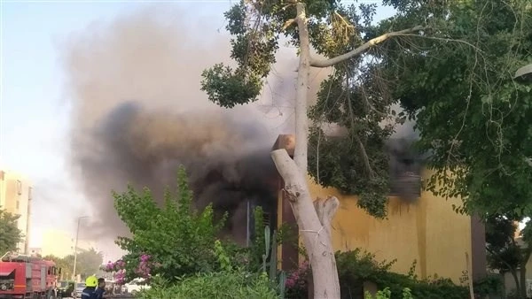 العناية الإلهية تنقذ أهالي حي السلام بعد نشوب حريق بمحول كهرباء نجح رجال الحماية المدنية في السيطرة على حريق نشب، منذ قليل، بأحد محولات الكهرباء بحي