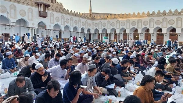 ضيوف مصر.. الأزهر يجمع الطلاب الوافدين على مائدة واحدة في يوم عاشوراء.. فيديو وصورأقام الأزهر الشريف إفطارا جماعيا ضخما احتفالا بذكرى يوم عاشوراء،