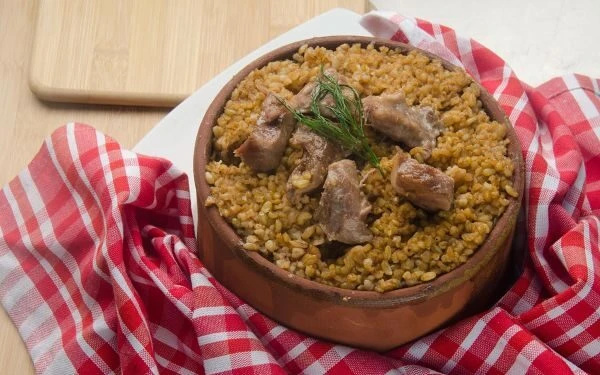 طريقه عمل طاجن الفريك باللحمتحضير طبخ الطواجن بأسهل خطوات وأبسط مقادير، إليك وصفة الفريك باللحم، جربيها وقدميها على سفرة الغداءالمقاديرنصف كيلو لحم مسلوق1 حبه بصلكوب عصير طماطمكوب 