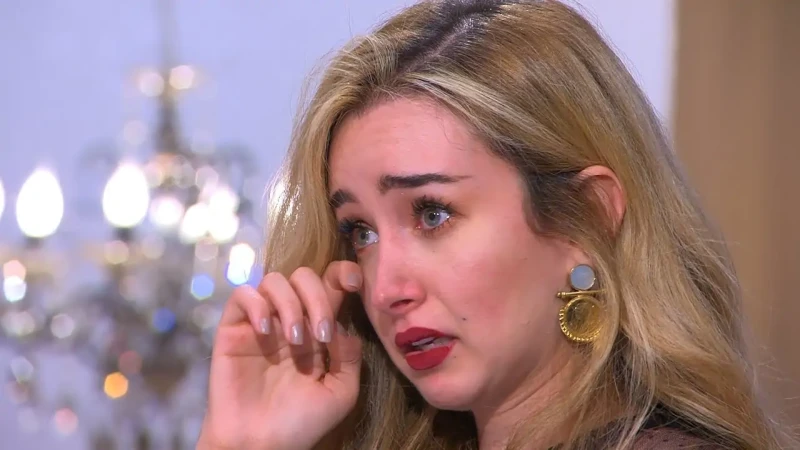 هنا الزاهد بكيت بعد اللي عمله صلاح عبد الله في فرح بنته ومرض أمي دمرنا نفسياهنا الزاهد , قالت الفنانة الشابة في تصريحات لها على الهواء قائلة أنا إتكسرت خلال فترة تعب ماما و أنا كنت