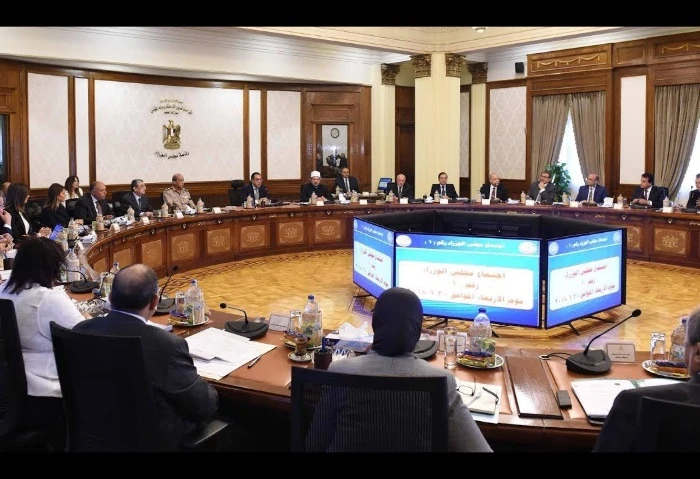 الحكومة تعقد اجتماعها الأسبوعى فى العلمين الجديدة غدا يرأس الدكتور مصطفى مدبولى، رئيس الوزراء، غدا الأربعاء، اجتماع مجلس الوزراء، بمقر الحكومة بالعلمين الجديدة، ويعقبه مؤتمرا صحفيا