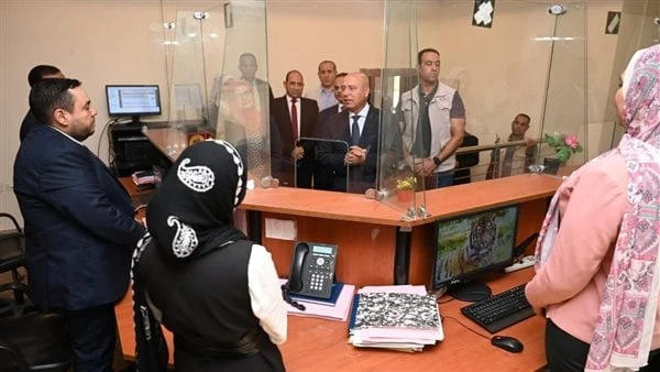 كامل الوزير لصاحب مصنع: رخصتك هتستلمها السبت الجاي.. وسأحاسب المتسبب استمع المهندس كامل الوزير، نائب رئيس مجلس الوزراء الوزراء للتنمية الصناعية وزير