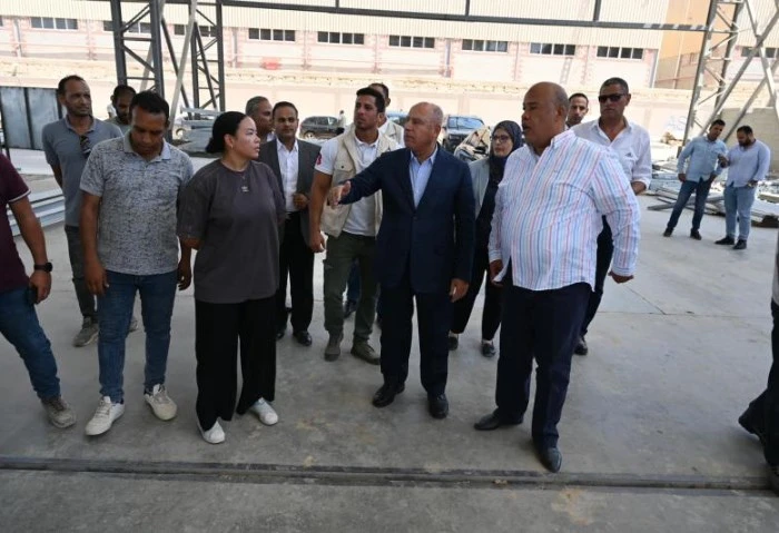 وزير الصناعة ينهى مشكلة أحد المستثمرين فورا خلال جولته في 6 أكتوبر عقب زيارته المخططة للثلاث مصانع بالمنطقة الصناعية بالسادس من أكتوبر، استوقف أحد مستثمري المنطقة، الفريق مهندس كام
