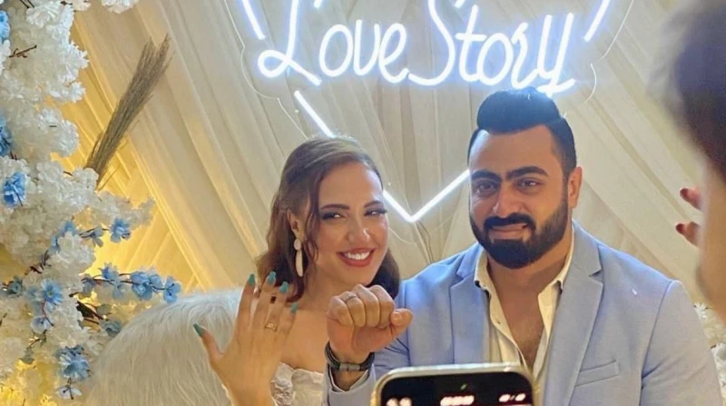 صدفة أشعلت الحب بعد 12 عاما.. كواليس خطوبة إيمي طلعت زكريا (خاص) احتفلت الفنانة إيمي طلعت زكريا، أمس بخطبتها على شاب من خارج الوسط الفني، بحضور الأهل