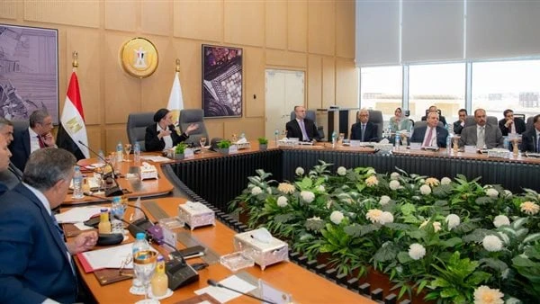 وزيرة البيئة: رفع 6 ملايين طن مخلفات من 54 موقعا أكدت وزيرة البيئة أن منظومة المخلفات تضم عمليات جمع ونقل ومعالجة ودفن وتتطلب عمليات تنظيمية لضمان