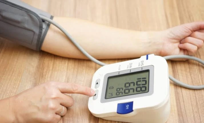 كيفية قياس ضغط الدم بالمنزل ؟د. هشام عماركيفية قياس ضغط الدم بالمنزل .. إن ارتفاع ضغط الدم من الأمراض الشائعة والخطيرة أيضا، وإن خطورة ارتفاع ضغط