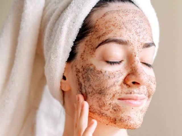 ما يجب عليك أن تعرفيه عن تقشير الجسم والوجهاثناء التقدم بالعمر يتباطأ معدل تجدد الخلايا، كما يتراكم ايضا الجلد الميت ما يخلق بشرة غير جذابة وشاحبة وغير صحية، هنا يلمع دور التقشير ا