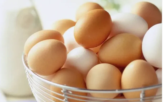 ما هو تفسير أكل البيض في المنام لابن سيرين؟ أكل البيض في المنام، هل رؤية أكل البيض تشير إلى الخير أم الشر؟ وما هي التأويلات السلبية لأكل البيض في