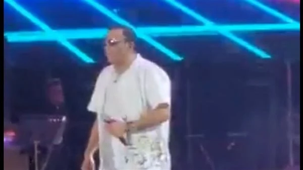 بعد وعكته الصحية.. محمد فؤاد بنظارة شمسية في حفل ديسكو 90 ببيروت حرص الفنان محمد فؤاد على تحية جمهور لبنان والثناء عليهم في حفل ديسكو ٩٠ الذي أقيم