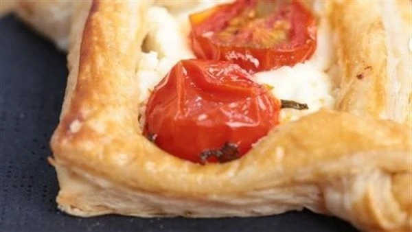 طريقة عمل فطائر الجبن بالطماطم سهلة ولذيذةفطائر الجبن بالطماطم من المعجنات الشهية و اللذيذة التي يمكنك تطبيقها في المنزل بمذاق شهي و بأسهل الخطوات.قدمت الشيف منال العالم، عبر حسابه