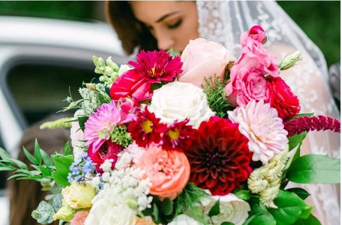 ما هو تفسير حلم الورد للمتزوجة لابن سيرين؟ ما هو تفسير حلم الورد للمتزوجة لابن سيرين؟، ما هي معاني ودلالات رؤية الورد بجميع ألوانه في منام المتزوجة؟،