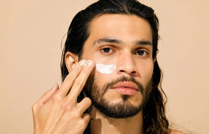 يعد الريتينول أحد مشتقات فيتامين ، وهو مركب يضاف إلى كريمات البشرة ومستحضرات التجميل، ويملك تأثيرا مضادا للشيخوخة ويساعد على إزالة حب الشباب. يزيد الريتينول من معدل التجدد الخلوي و