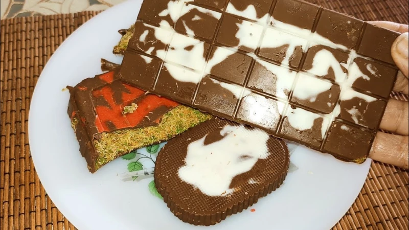 ترند شوكولاتة دبي بطريقة صحية .. تحضير الشيكولاتة محشية صوص البيستاشيوفي الآونة الأخيرة احتلت شوكولاتة دبي التريند على شتى منصات التواصل الاجتماعي، وهي عبارة عن شوكولاتة محشية بالك