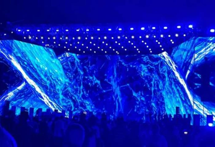 قبل بدء الحفل، مهرجان العلمين يعرض فيلم عن رحلة تامر حسني الفنية تامر حسنى، عرض مسرح ، مقطع فيديو مجمع لمسيرة تامر حسني الفنية قبل صعوده على المسرح