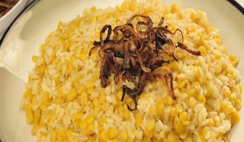 ووصفة التوفير كيفية عمل الكشري الأصفر وصفة نهاية الشهريعد الكشري الأصفر أحد الأطباق المصرية الشهيرة التي تجمع بين النكهات البسيطة واللذيذة في طبق