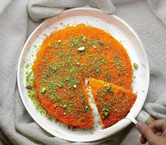 طريقة عمل الكنافة على الطريقة السوريةالكنافةتعتبر الكنافة من إحدى الحلويات الشهيرة شهرة كبيرة في المطابخ العربية، وبالأخص المطبخ النابلسي، ويعود أصلها وأول من ابتكرها هو المطبخ الف