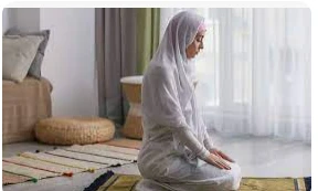 ما تفسير حلم الصلاة لابن سيرين؟ تفسير حلم الصلاة، إن رؤية العبادات من الرؤى المحمودة والمبشرة بالخير والرزق واليسر، والصلاة تعد رمز الاستقامة والعفاف