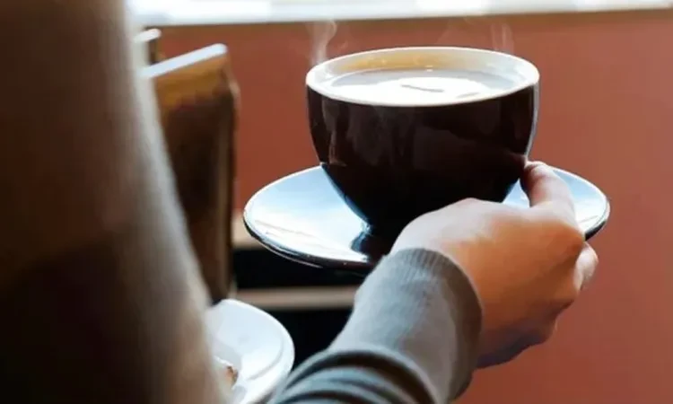 تحذير من مخاطر شرب القهوة مباشرة بعد الاستيقاظ صحة شاهد المقال التالي من صحافة مصر عن تحذير من مخاطر شرب القهوة مباشرة بعد الاستيقاظ، أكد الطبيب الأمريكي، كريس بوتشر، أن شرب القهوة