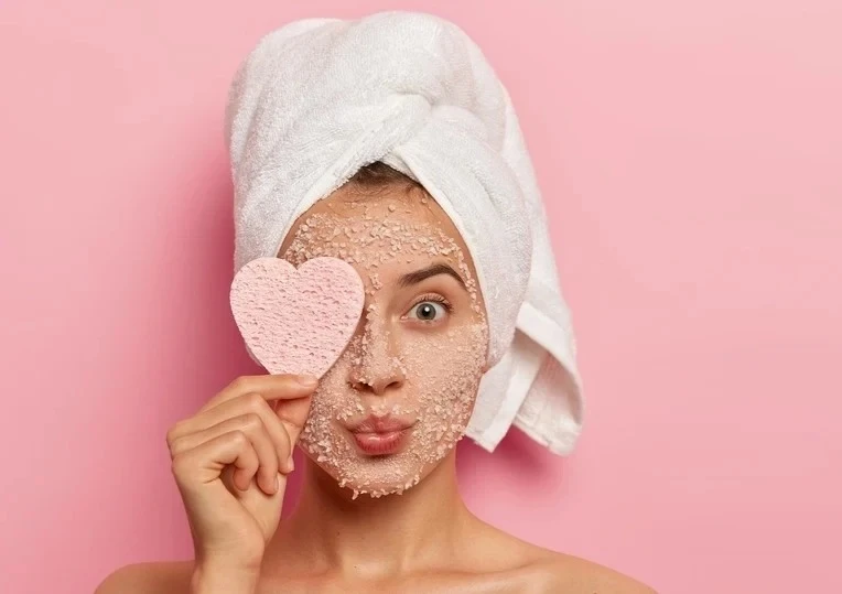 كيفية تنظيف البشرة بعمق لاشك أن الكثير من النساء يبحثن عن الطريقة المثالية لعمل تنظيف للبشرة في المنزل ، لكن قبل أن نتحدث عن خطوات لتنظيف البشرة