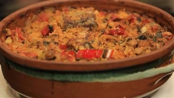 طريقة عمل طاجن السمك بالأرز والصلصة في الفرن يعد طاجن السمك بالأرز من الأكلات الشهية التى تكفي عددا كبيرا من أفراد الأسرة.نعرض طريقة عمل طاجن السمك